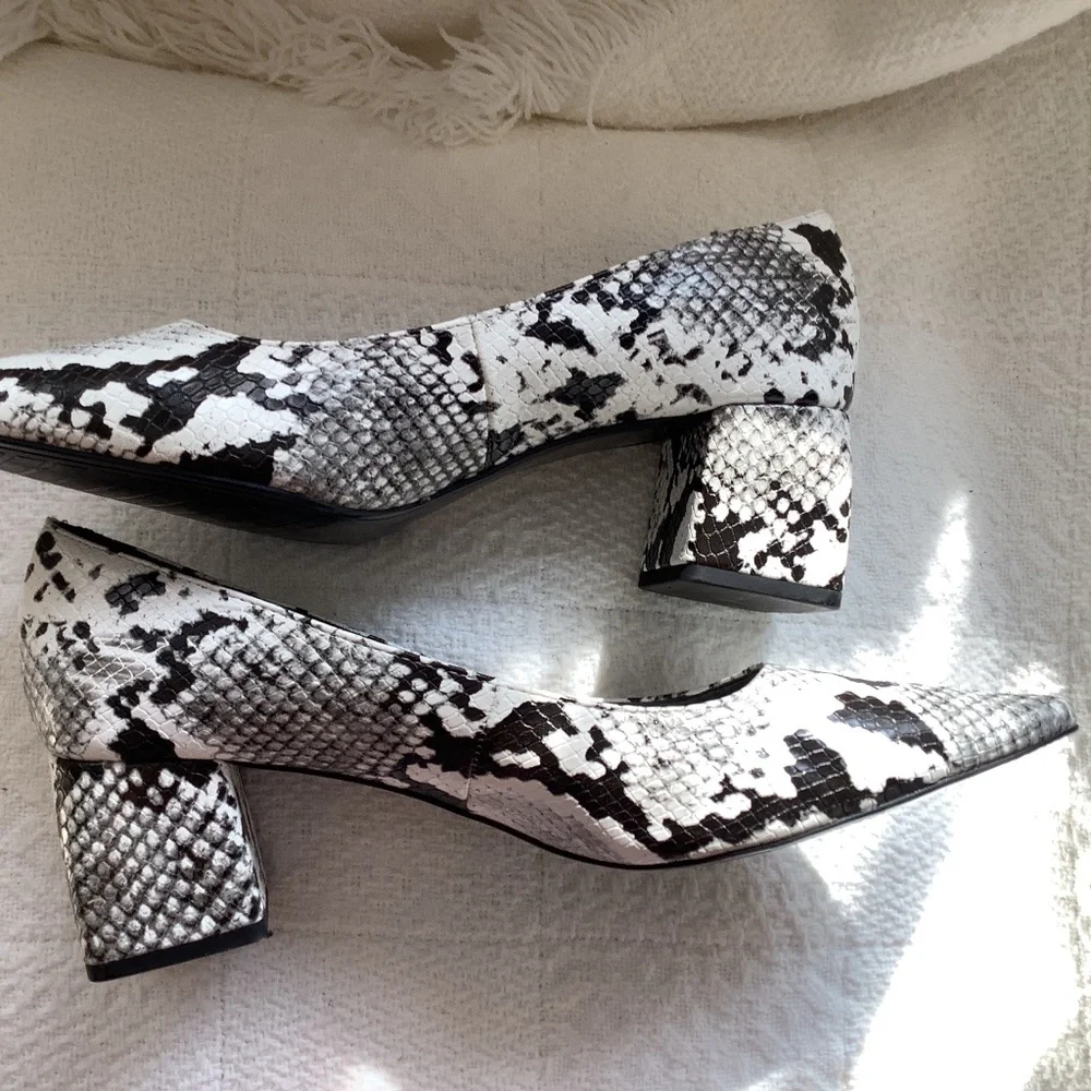 EUC Zara black white‎ snakeskin  print black heels